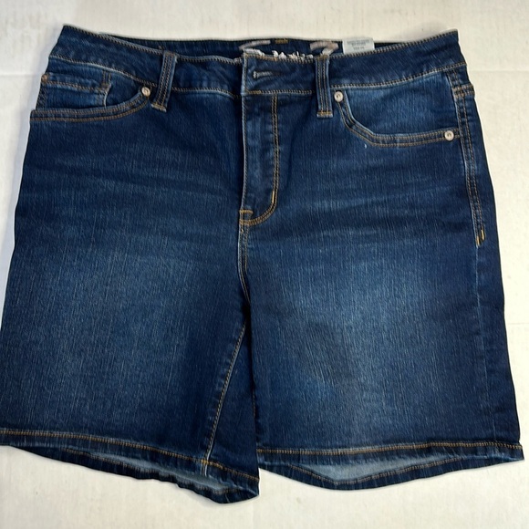 EUC- Seven Jean Shorts Size 10 Womens‎ Weekend Short Mid Rise Medium Wash Denim - Picture 1 of 10